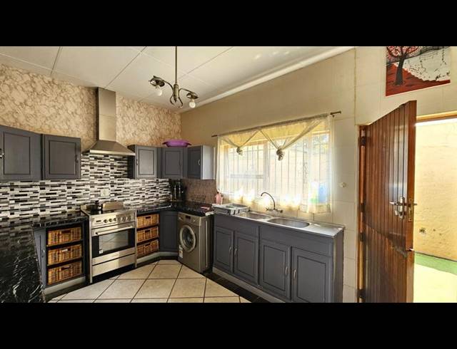 3 BEDROOM HOUSE FOR SALE IN EAST TOWN